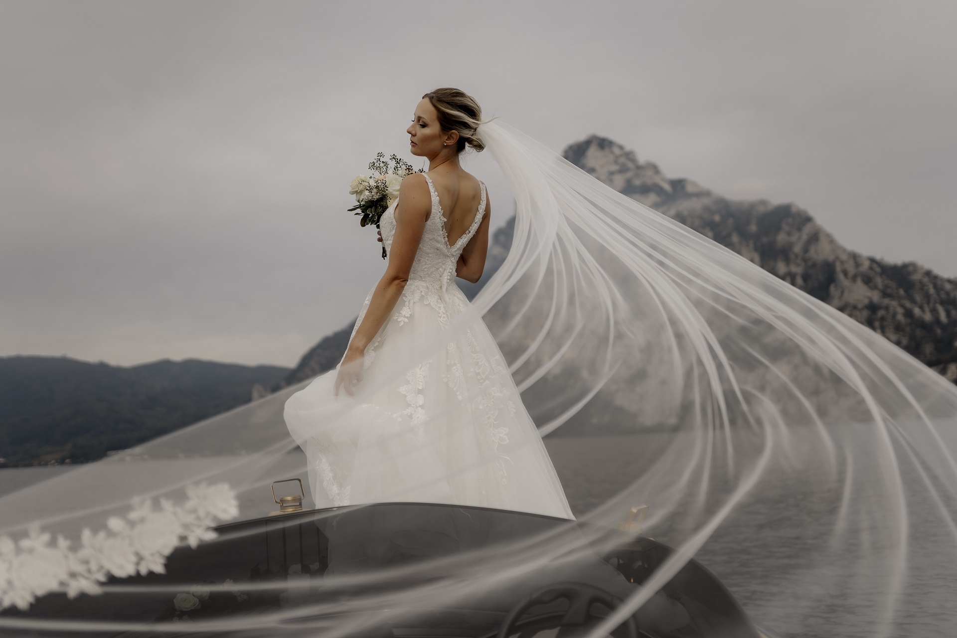 Hochzeitsplaner Österreich, Braut am See, Boot